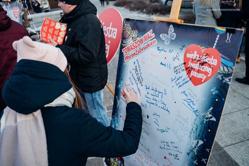 Murem za Owsiakiem w Tomaszowie Maz. Happenig na pl.  Kościuszki [ZDJĘCIA]