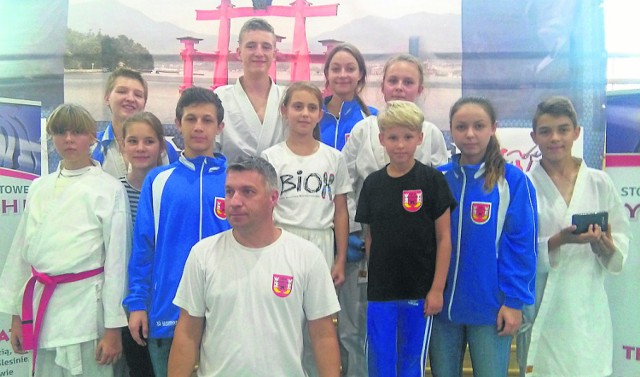 Zawodnicy wielu sekcji Inowrocławskiego Klubu Sportowego Karate zdobyli w Osielsku cztery medale. Najlepiej wypadły Konstancja Kujawa i Paulina Ukleja z Mogilna