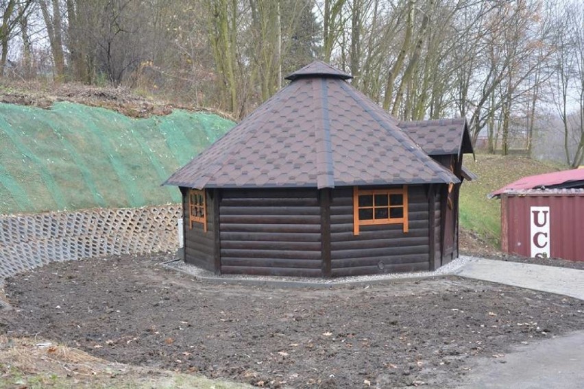 Zajrzyj do środka chaty solnej w parku Trzy Wzgórza