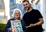 Kawiarnia Kociak w Poznaniu spełni marzenie 83-letniej pani Haliny. "Gdy maluje, czuje się szczęśliwa"