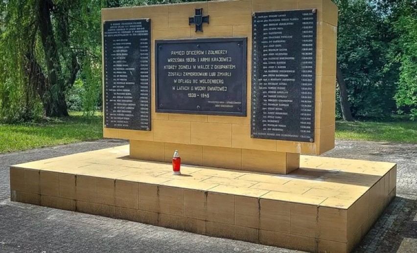 Odnowiony zostanie także pomnik upamiętniający oficerów z...