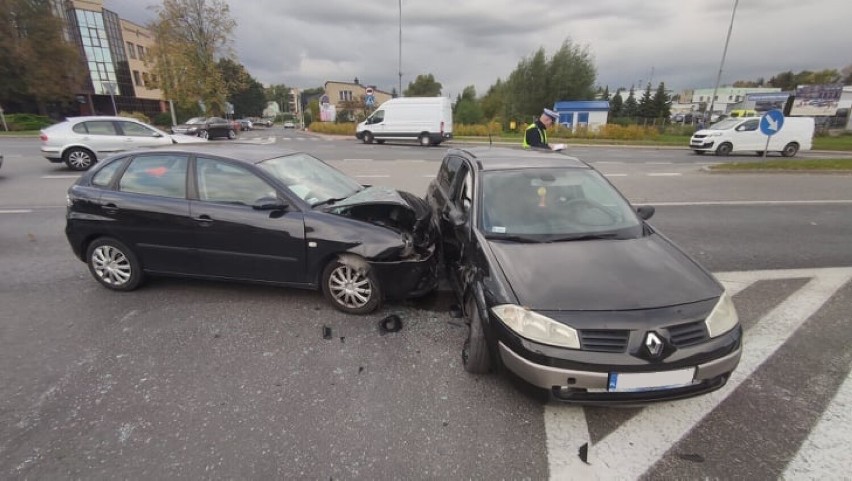 Wypadek na skrzyżowaniu Al. Armii Krajowej i ul. Polnej w...