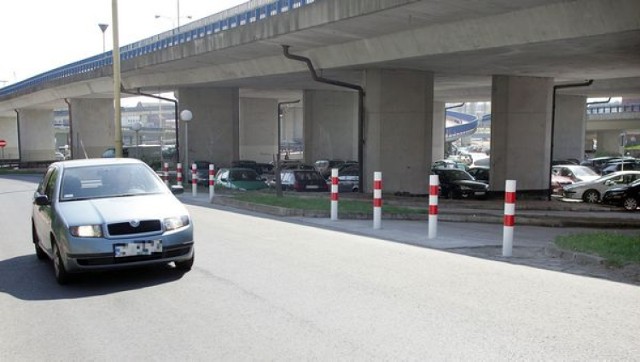 Wyjazdy z parkingu pod Trasą Zamkową w ulicę dojazdową w ...