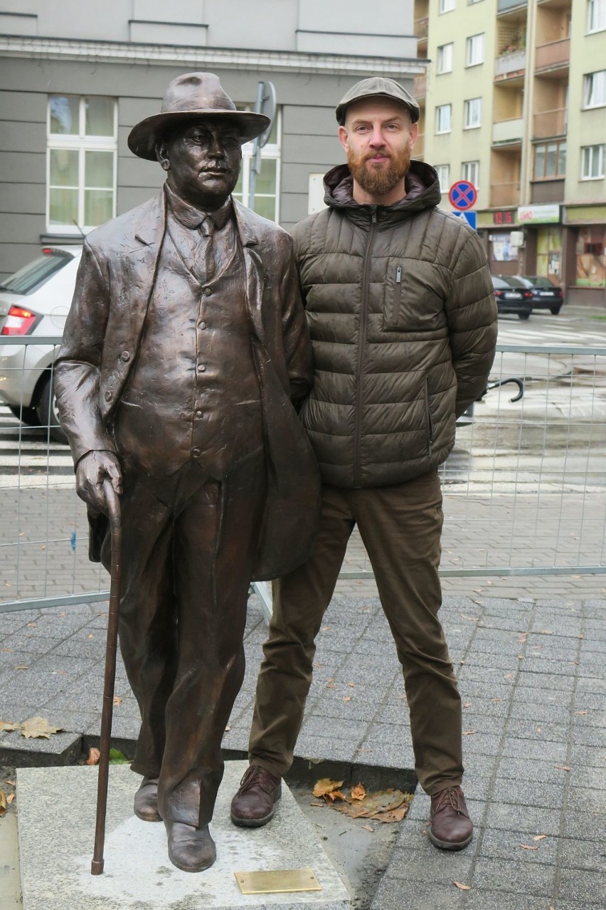 Burmistrz Weber znów "spaceruje" po Rybniku. Przed Urzędem Miasta stanął pomnik zasłużonego burmistrza