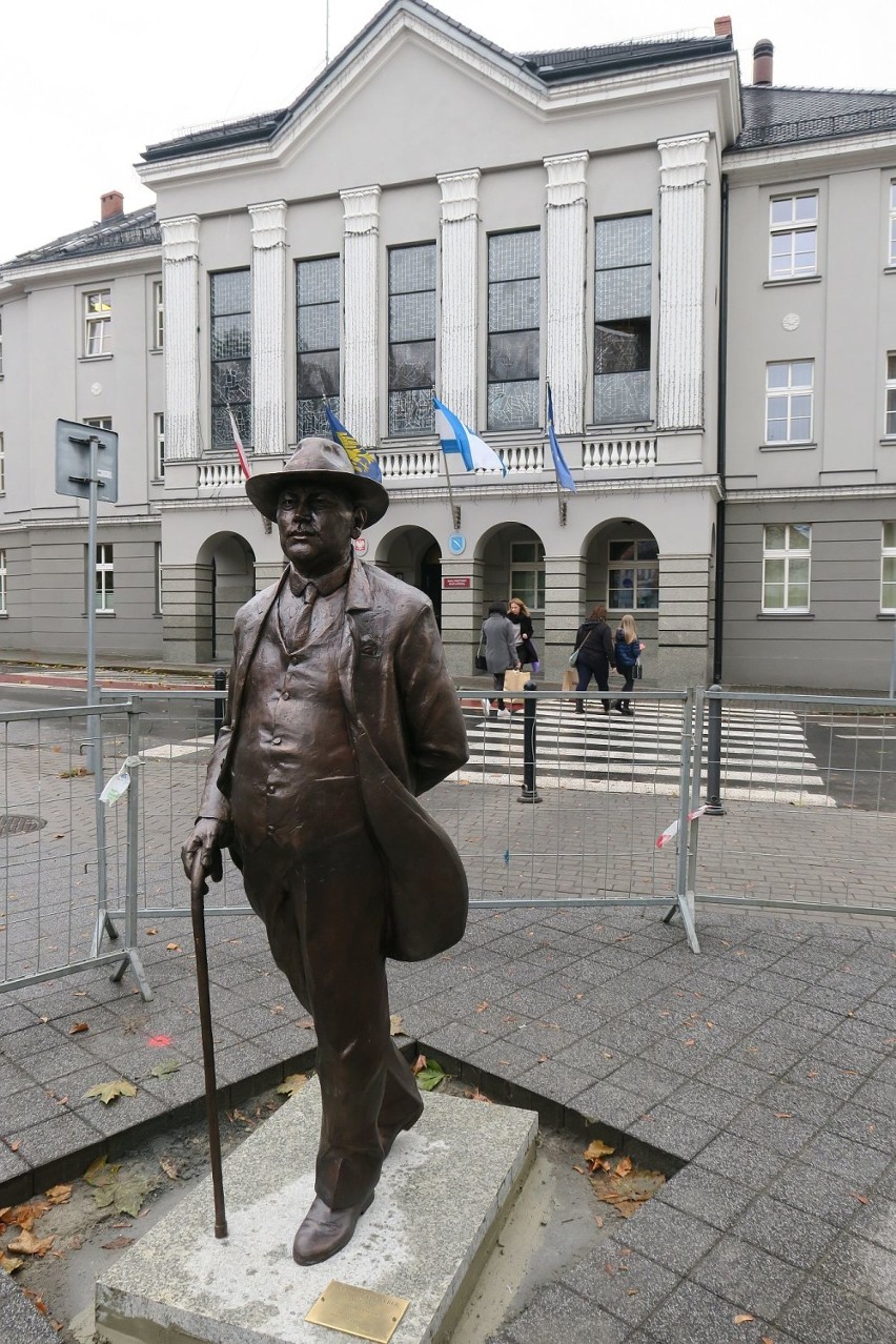 Burmistrz Weber znów "spaceruje" po Rybniku. Przed Urzędem Miasta stanął pomnik zasłużonego burmistrza