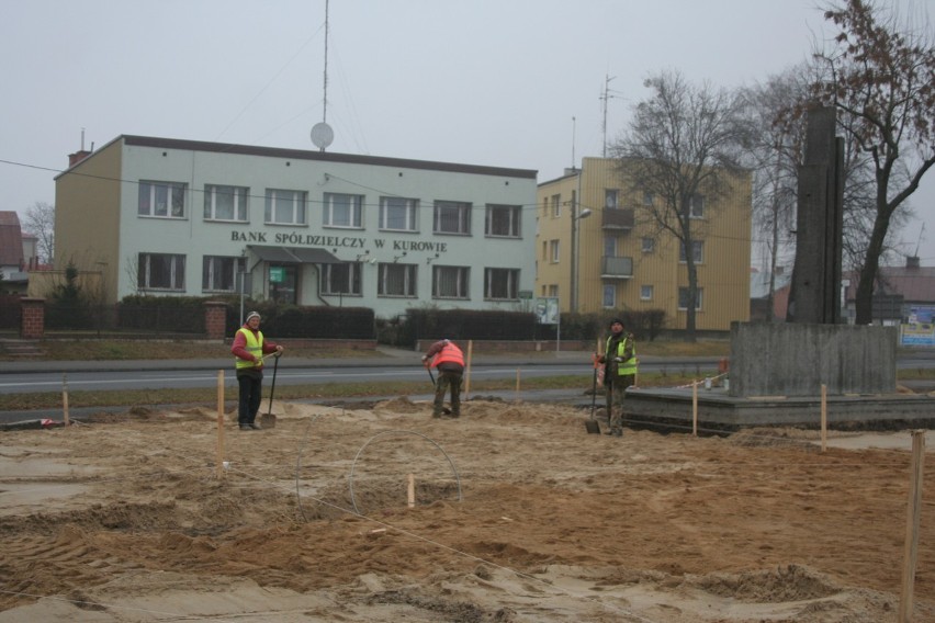 Trwa remont placu w centrum Kurowa (zdjęcia)