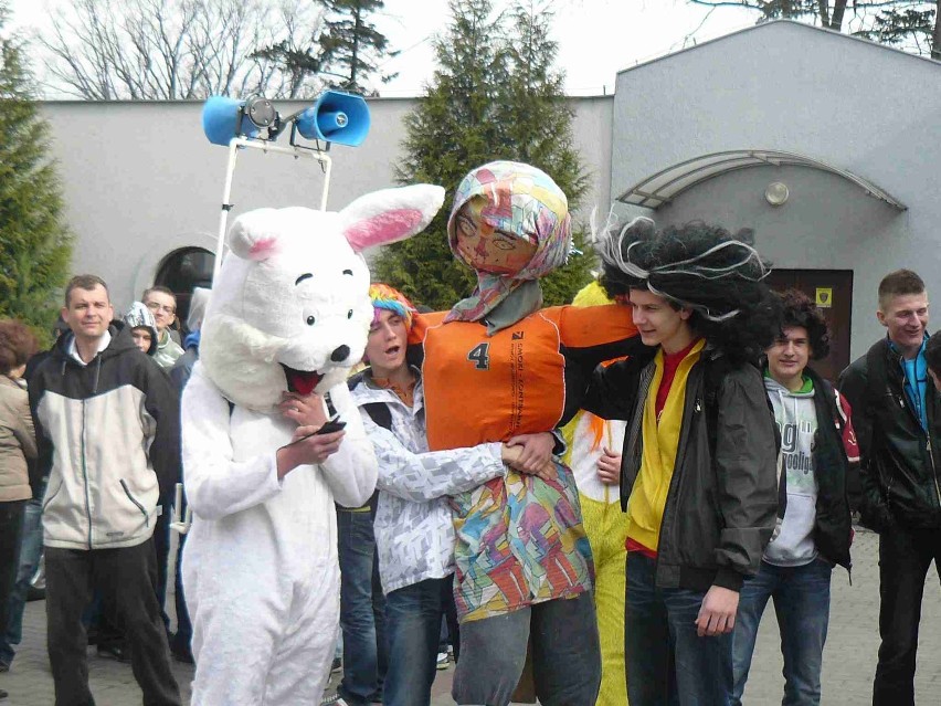Krotoszyn - Uczniowie ZSP 3 przeszli przez miasto w wiosennych nastrojach