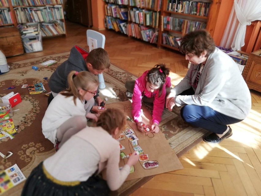 Pruszcz Gdański: O zdrowym żywieniu rozmawiali uczniowie Szkoły Specjalnej w Warczu podczas zajęć w bibliotece [ZDJĘCIA]