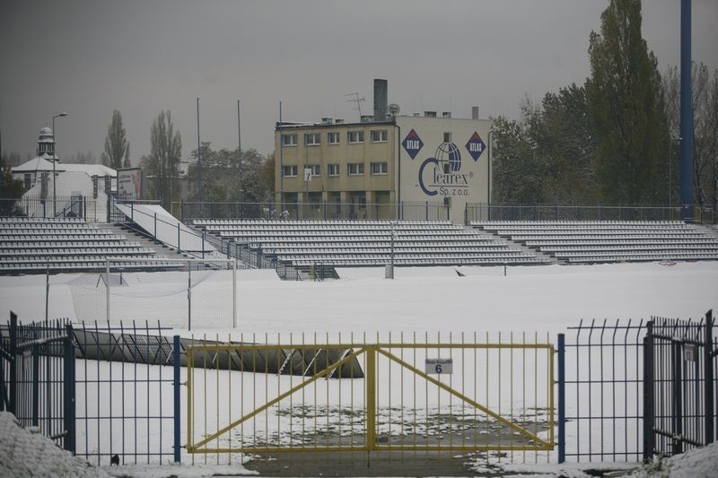 Stadion Ruchu Chorzów w śniegu [ZDJĘCIA]. W poniedziałek Wielkie Derby Śląska 2012