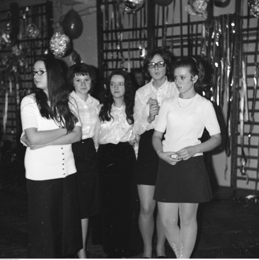 Zobacz, jak kiedyś maturzyści bawili się na studniówce [archiwalne zdjęcia NAC]