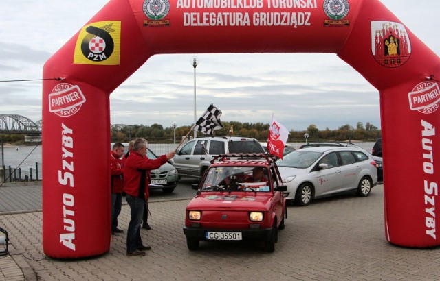 Osiemnaście załóg uczestniczyło w rajdzie po ziemi grudziądzkiej, a wszystkie miejsca na podium zajęli członkowie Automobilklubu Inowrocławskiego. I miejsce w generalce: Piotr Jakubaszek i Amelia Jakubaszek, II Maciej Smoleński i Julia Smoleńska oraz III Marcin Derkowski z Kamilą Drekowską. Gratulujemy!