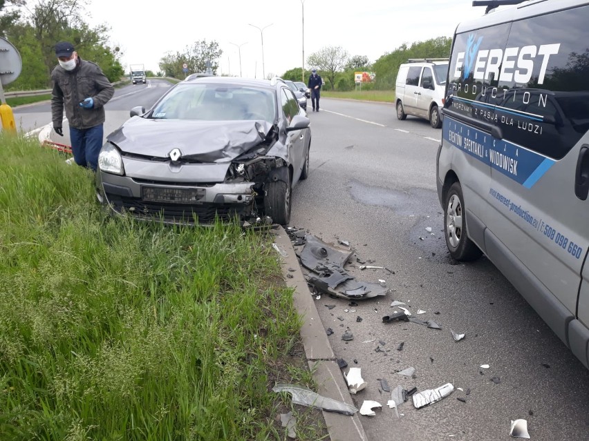 Wypadek dwóch samochodów na obrzeżach Wrocławia [ZDJĘCIA]