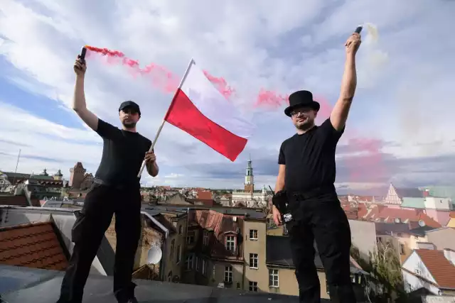 1 sierpnia, o godzinie 17, na dachu jednego z budynków przy ulicy Gołębiej, kominiarze wspięli się na dach i rozpalili race, by uczcić pamięć o powstańcach.