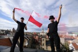 Wyjątkowa akcja kominiarzy w rocznicę powstania warszawskiego. Na dachach rozbłysły race