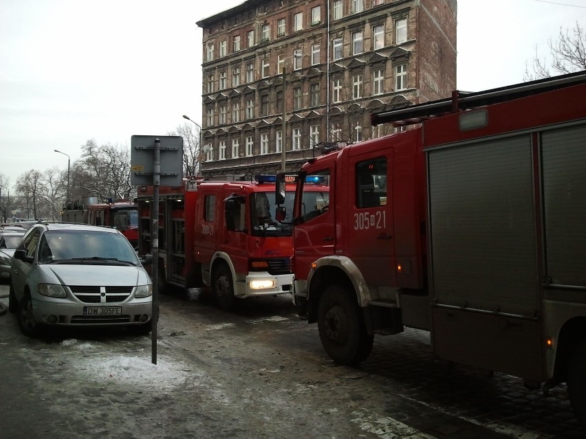 Wrocław: Pożar w kamienicy przy Kurkowej. Jedna osoba w szpitalu (ZDJĘCIA)