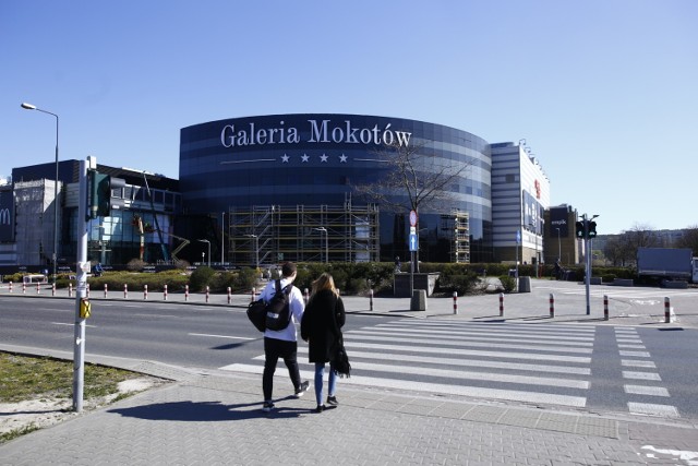 Galeria Mokotów od dziś działa w godzinach 9.00-22.00, jednak godziny otwarć poszczególnych sklepów mogą się różnić -  centrum handlowe na bieżąco będzie aktualizować i publikować na stronie www oraz na Facebooku listę punktów wraz z godzinami, w których są one czynne. Zamknięte pozostaje kino, sala zabaw, klub fitness i wybrane punkty usługowe. W strefie gastronomicznej możliwe jest kupowanie posiłków wyłącznie na wynos lub w ramach dostaw.

Na terenie centrum wprowadzone zostały niezbędne środki ostrożności: 
- dezynfekcja rąk przed wejściem do centrum - dystrybutory z żelem ustawiono przy wszystkich wejściach do centrum, a także w pasażu handlowym. Żele jak zawsze dostępne są także w toaletach,
- obowiązek zasłaniania nosa i ust - w centrum na poziomie 2 znajduje się maseczkomat, w którym w razie potrzeby można nabyć maseczki ochronne,
- obowiązek noszenia rękawiczek przed wejściem do poszczególnych sklepów,
- zwiększona częstotliwość sprzątania i dezynfekcji - części wspólne i elementy takie, jak podłogi, poręcze i balustrady są myte i dezynfekowane z większą częstotliwością,
- możliwość zakupu posiłków wyłącznie na wynos lub w dostawie - na terenie Galerii Mokotów obowiązuje zakaz spożywania posiłków,
- ograniczenie liczby odwiedzających do 1 osoby na 15 m2 - dzięki specjalnemu systemowi kamer z mechanizmem pomiarowym, na bieżąco kontrolowana będzie liczba klientów obecnych na terenie centrum,
- zachowanie dystansu społecznego - trzeba zachować 2 metry odległości od innych osób,
- osoby poniżej 13. roku życia muszą pozostawać pod opieką dorosłych.

Zobaczcie też: Metamorfoza Galerii Mokotów. Centrum handlowe po 20 latach zmieniło kolor na czarny