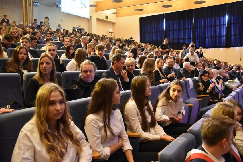 Huczny jubileusz IV Liceum Ogólnokształcącego w Kaliszu. Uczniowie, nauczyciele i absolwenci świętują 30 lat „Paderewskiego”. ZDJĘCIA 