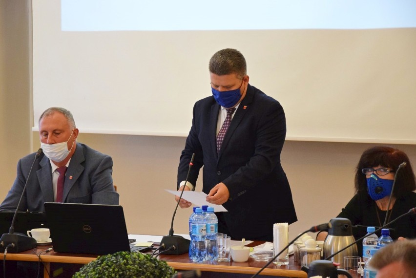 Przewodniczący rady miejskiej Tomasz Akulicz apelował na sesji o zakrywanie ust i nosa. Po obradach został wezwany na wieluńską komendę policji, gdzie przesłuchano go w charakterze świadka