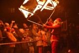 Mikołajkowy Teatr Ognia 2021 w Aleksandrowie Kujawskim. Plac przed MCK stanął w płomieniach! [zdjęcia]