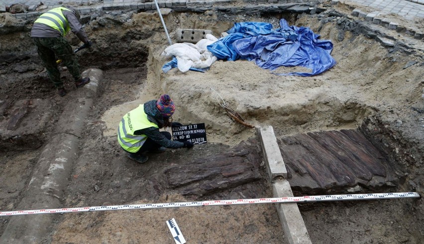 Archeolodzy na deptaku w Rzeszowie. Pod ul. Kościuszki znaleziono belki i monety