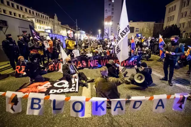 W Bydgoszczy odbyła się kolejna demonstracja przeciw wyrokowi Trybunału Konstytucyjnego ograniczającego prawie całkowicie możliwość przeprowadzenia aborcji w Polsce. Zablokowano rondo Jagiellonów. Jeden z mężczyzn został siłą zabrany do radiowozu