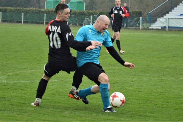 Niwa Nowa Wieś - LKS Żarki 0:0. Mariusz Piskorek (z lewej), najlepszy strzelec Niwy, w starciu z Robertem Saternusem, grającym trenerem Żarek.