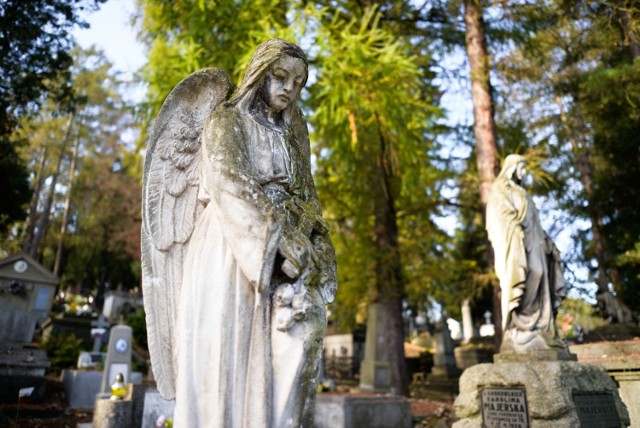 Refleksji o śmierci i przemijaniu sprzyja jesienny spacer po Cmentarzu Głównym w Przemyślu na kilka dni przed Dniem Wszystkich Świętych.