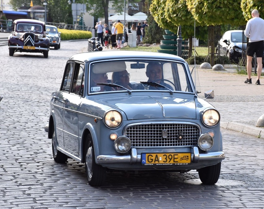 Rajd zabytkowych samochodów z metą w Malborku