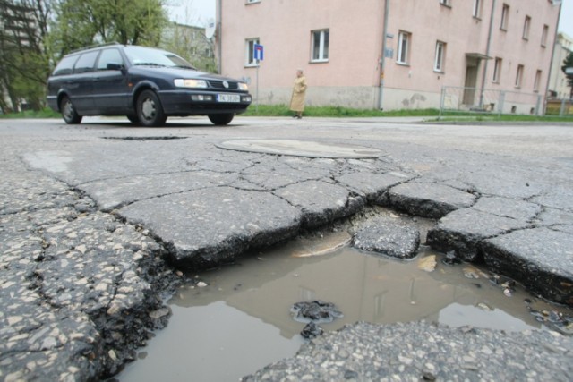 Takie dziury straszą kierowców jadących ulicą Targową w Kielcach. Do końca tygodnia ubytki mają zostać załatane.