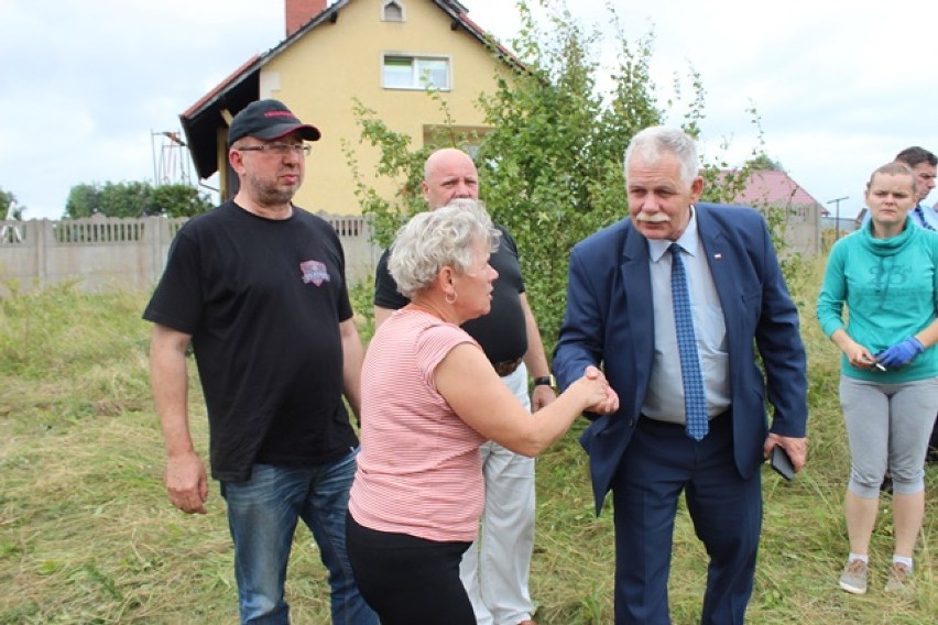 Wicewojewoda oceniał zniszczenia po nawałnicy jaka przeszła nad częścią powiatu bytowskiego [FOTO] 