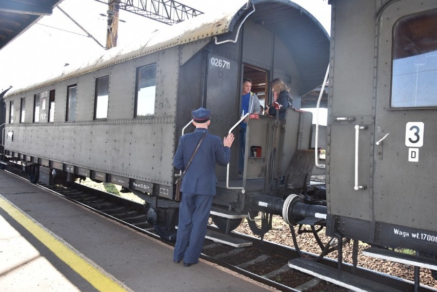 Pociąg retro zawitał do Wrześni. Wielkopolskie koleje zapraszają uczniów na niezwykłą lekcję historii 