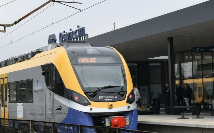 Liczba pasażerów korzystających z połączeń pociągami Kolei...