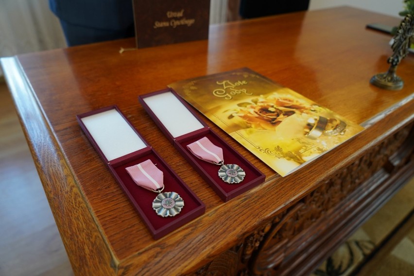 Pięćdziesiąta rocznica ślubu. Medale od Prezydenta RP za długoletnie pożycie oraz gratulacje od Burmistrza Miasta Debrzno