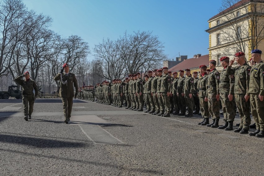 Tak ćwiczą, świętują i paradują krakowscy żołnierze. Zobacz spadochroniarzy w akcji [ZDJĘCIA]