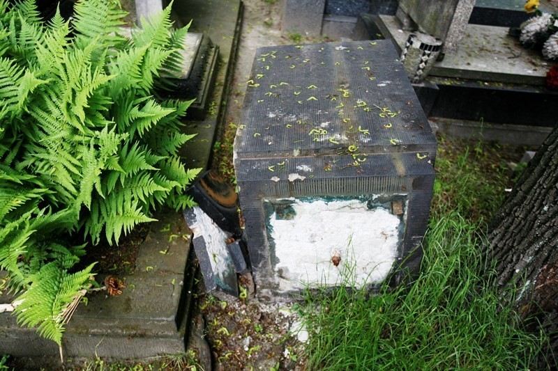 Zniszczone groby w Katowicach - grób Józefa Rymera został...