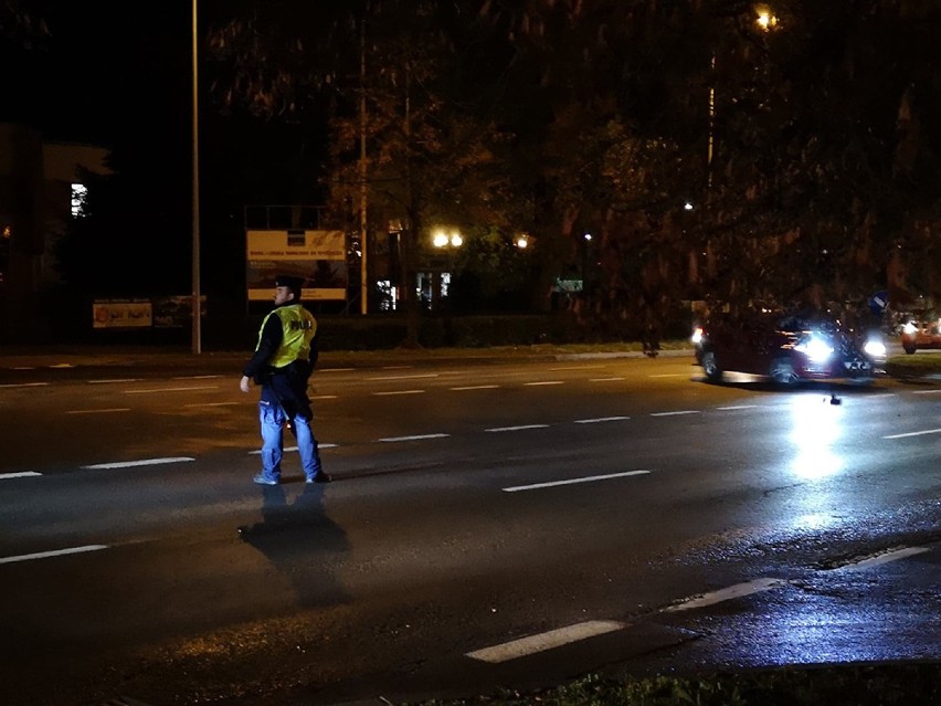 Do wypadku doszło w poniedziałek, 4 listopada na all. Wojska...