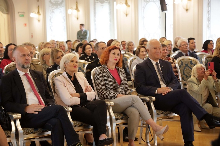 Legnica: Dzień Edukacji Narodowej. Nagrody dla dyrektorów szkół, nauczycieli, zdjęcia