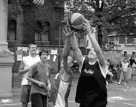 Uliczny basket to dla młodych miłośników tej dyscypliny sportu znakomita szansa na pokazanie swych umiejętności.  Foto: IRENEUSZ DOROŻAŃSKI