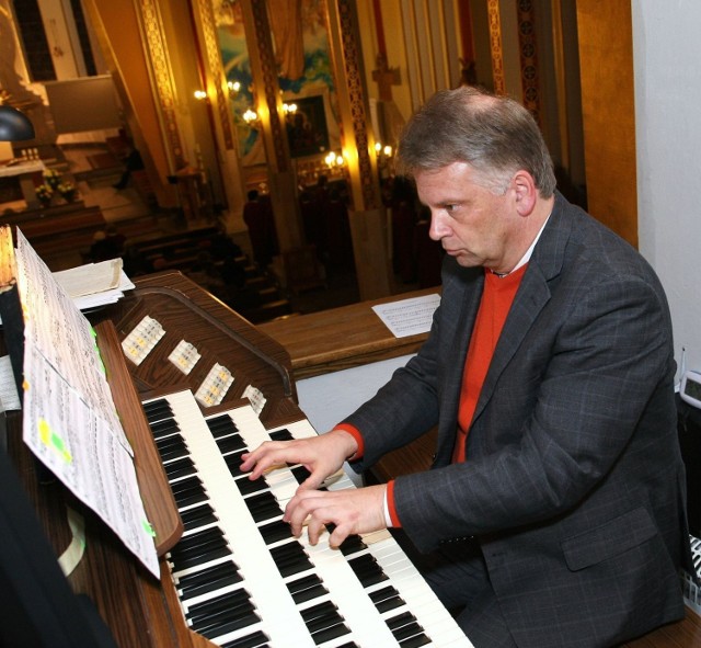 Na organach gra Marek Stefański.