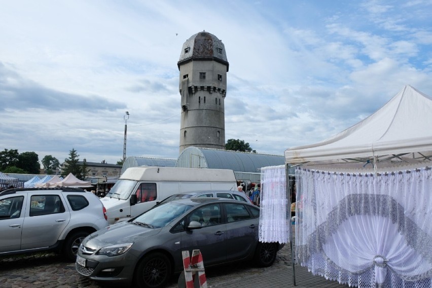 Wieża ciśnień na targu przy ul. Lotników w Żarach jest w...