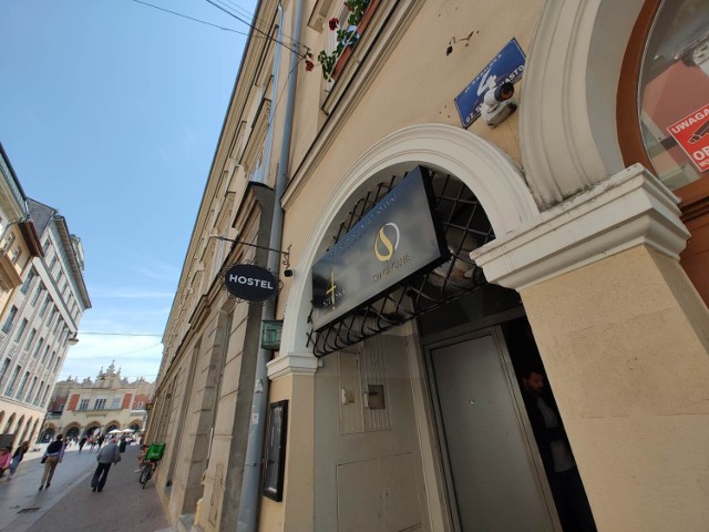Jeden z lokali przeznaczonych na pracownię twórczą jest do wynajęcia parę kroków od Rynku, w oficynie kamienicy przy ul. Szewskiej