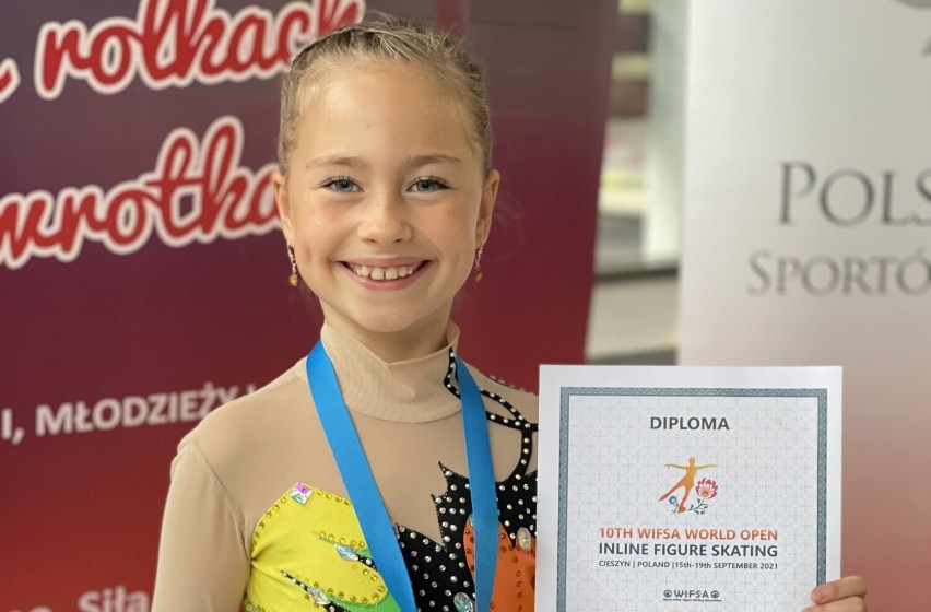 Łaski. 9-letnia Zosia z brązowym medalem mistrzostw świata w jeździe figurowej na rolkach [ZDJĘCIA]