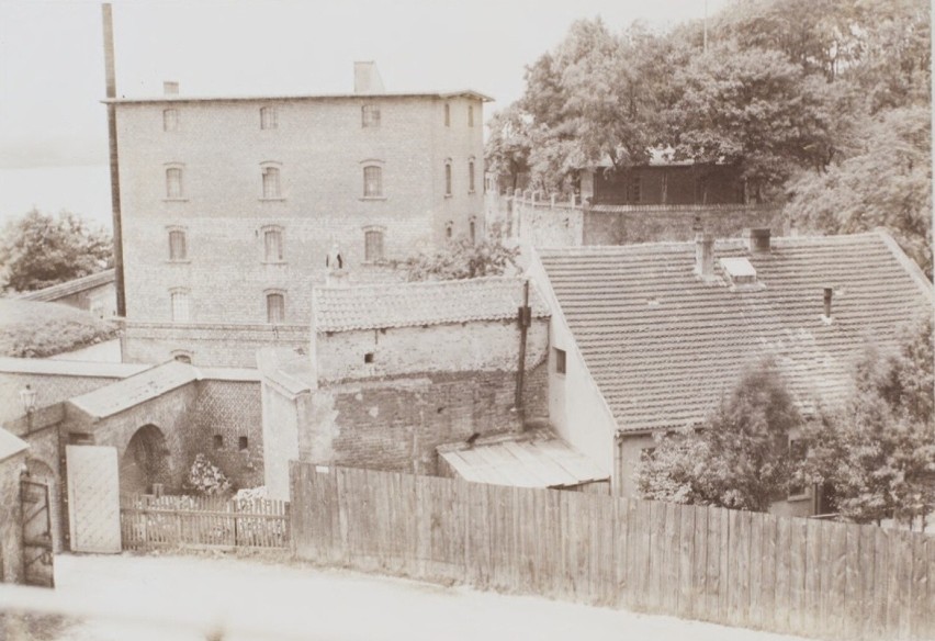Średniowieczny górny młyn zamkowy na zdjęciu z początku XX...