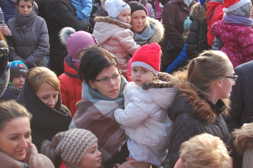 Św. Mikołaj w Kartuzach - w Parku Solidarności na dzieci czekały prezenty i słodycze
