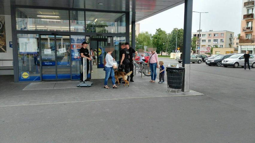 Alarm bombowy w sieci Lidl. Policjanci sprawdzali sklepy w Kaliszu [FOTO]