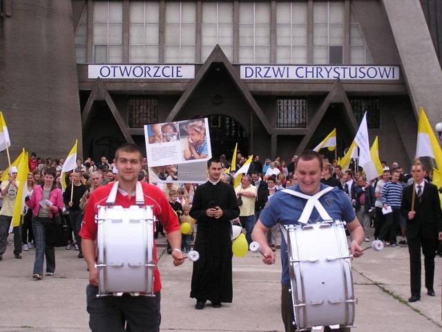 Marsz  życia rozpoczął się przed kościołem redemptoryst&oacute;w Matki Bożej Kr&oacute;lowej Polski. Te bębny zwykle służą kibicom Olimpii Elbląg. 
Fot. Grażyna Wosińska