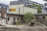 Trwa wyburzanie salonu samochodowego KIA w Katowicach - zobacz ZDJĘCIA. Osiedle Paderewskiego zmienia swoje oblicze
