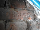 Ślady historii w Kraśniku. Na ścianach budynku znaleziono podpisy żołnierzy 24. Pułku Ułanów 