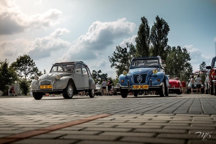 Klasyki motoryzacji znów zachwyciły mieszkańców Puław. Zobacz wyjątkowe zdjęcia z imprezy!