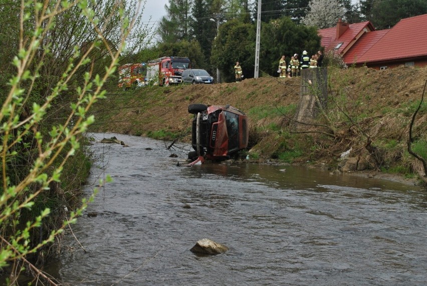 Wypadek w Birczy. Audi A4 wpadło do rzeki! Cztery z pięciu osób były pijane, w tym kierowca! [ZDJĘCIA]